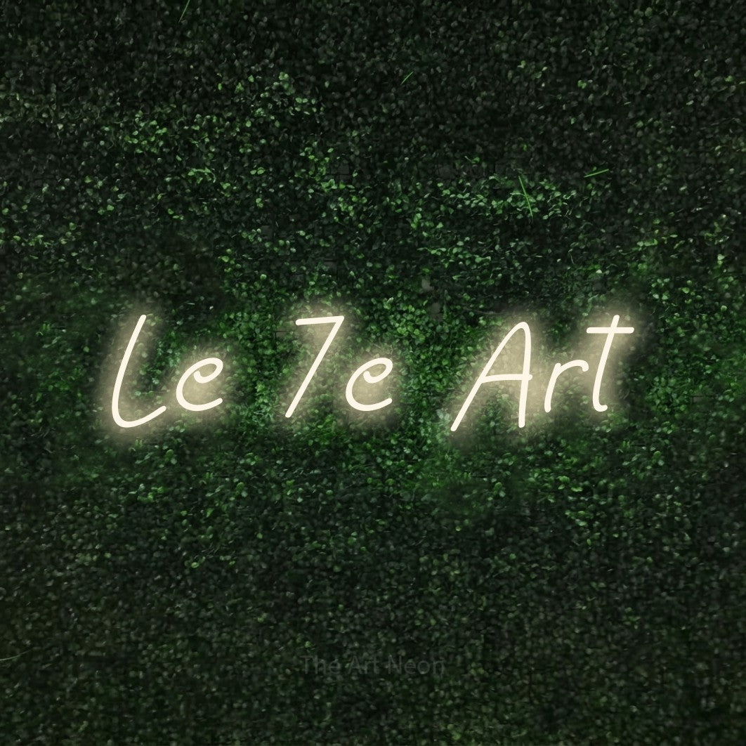LED neon sign reading “Le 7e Art”, arranged in a single line.