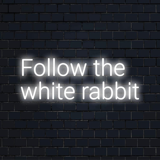 Kohandatud LED-neoonsilt, millel on kirjas kiri Follow The White Rabbit, millel on helendavad valged tähed. Ideaalne unikaalseks neoonseinakunstiks.