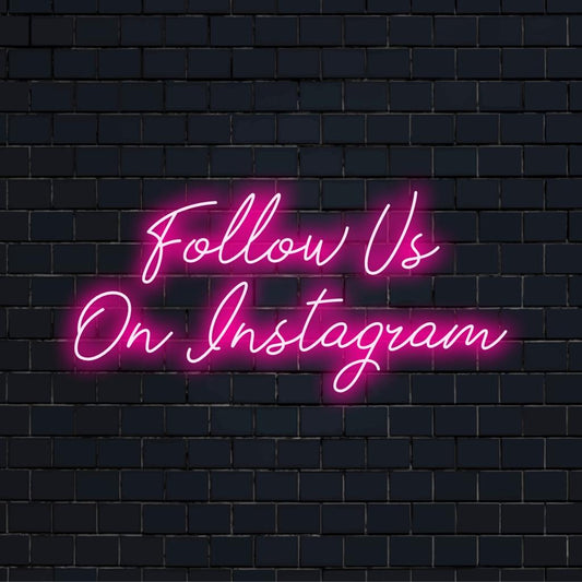 Προσαρμοσμένο φως LED νέον με κείμενο Follow Us On Instagram, ιδανικό για διακόσμηση επωνυμίας και προσθήκη μοντέρνας πινελιάς σε κάθε χώρο.