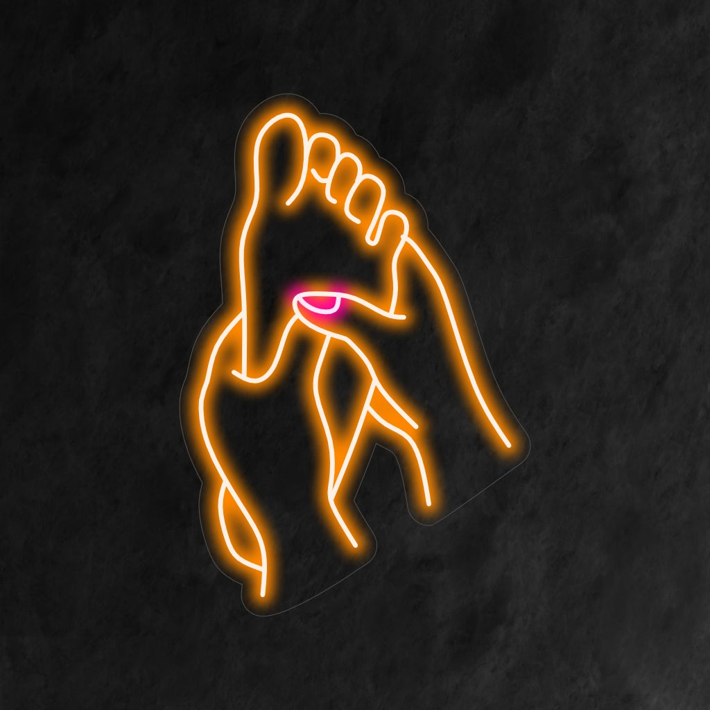 "Foot Massage Neon Sign" è un'aggiunta rilassante e rilassante al tuo centro benessere. Una luce al neon che ti invita a rilassarti e a goderti un massaggio ai piedi.