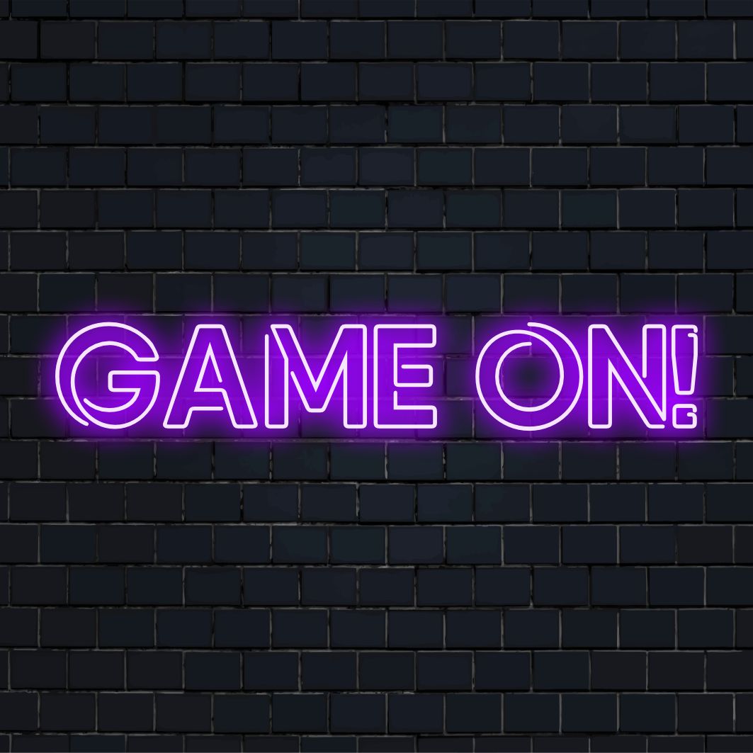 Jaskrawy neon LED z napisem „Game On!”, idealna dekoracja świetlna do pokojów gier, z wyrazistymi literami i dynamicznym designem.