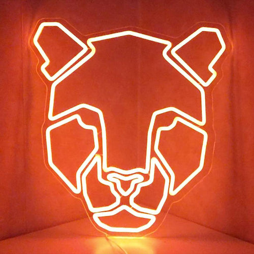 „Geometryczny neon z lampartem” – pełen nowoczesnej sztuki, idealny do eklektycznych przestrzeni i galerii sztuki, łączący w sobie geometryczne wzornictwo i dzikiego ducha lamparta.