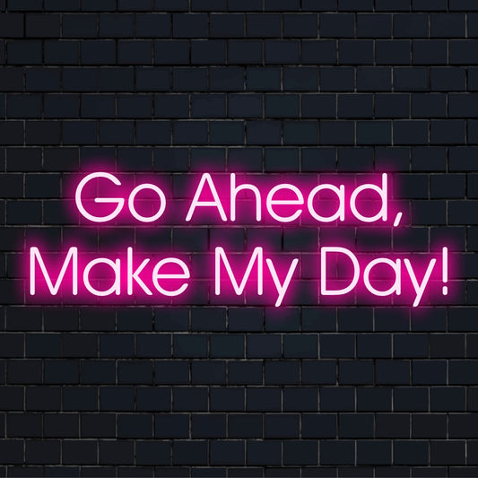 Vlastní LED neonový nápis s nápisem Go Ahead, Make My Day v zářivých neonových odstínech. Ideální pro stylové vylepšení jakéhokoli prostoru.