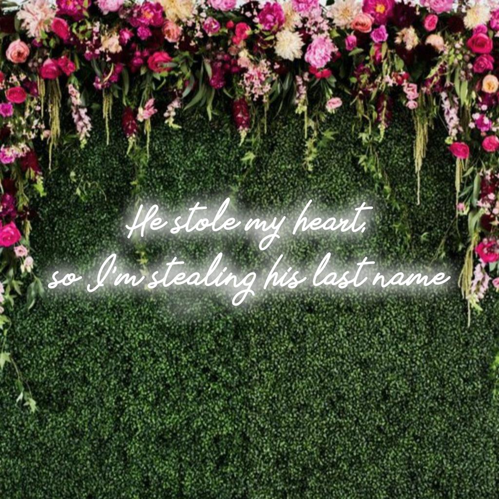 Kohandatud LED-neoonsilt kirjaga Ta varastas mu südame, nii et ma varastan tema perekonnanime helendavas neoonvalguses.