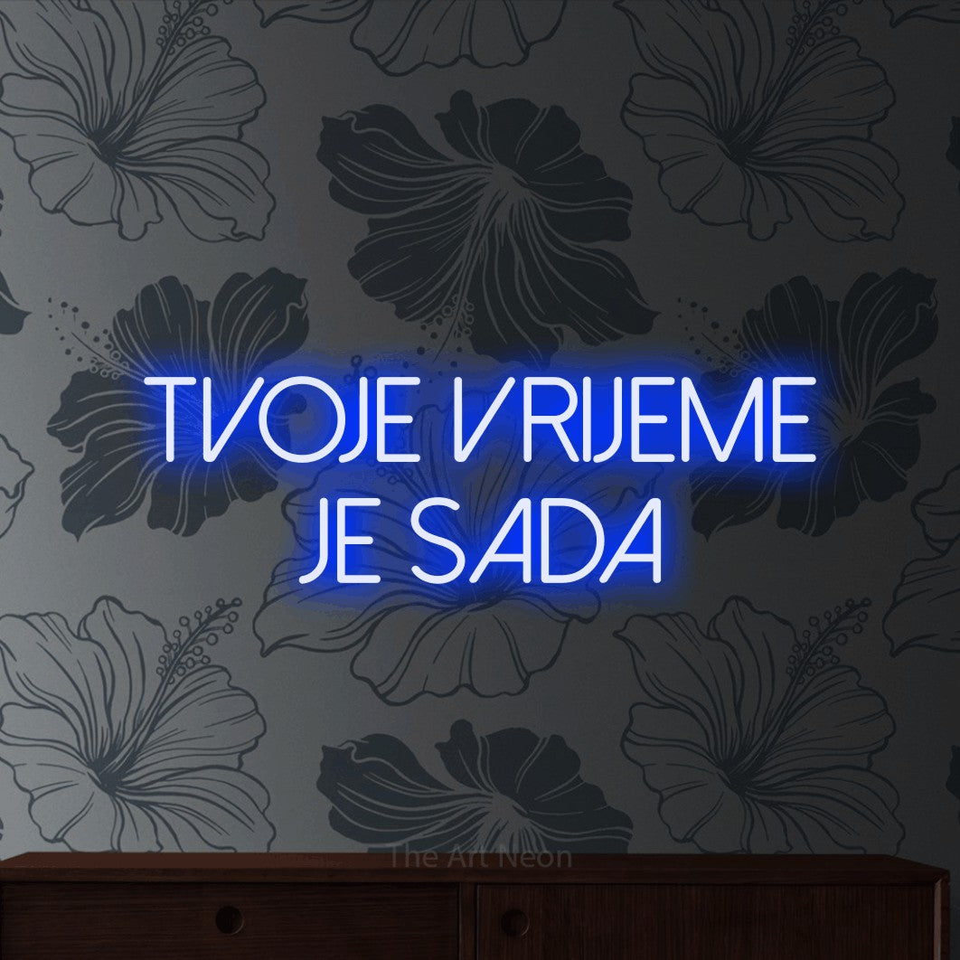 LED neon sign reading “Tvoje Vrijeme je Sada”, arranged in two lines.