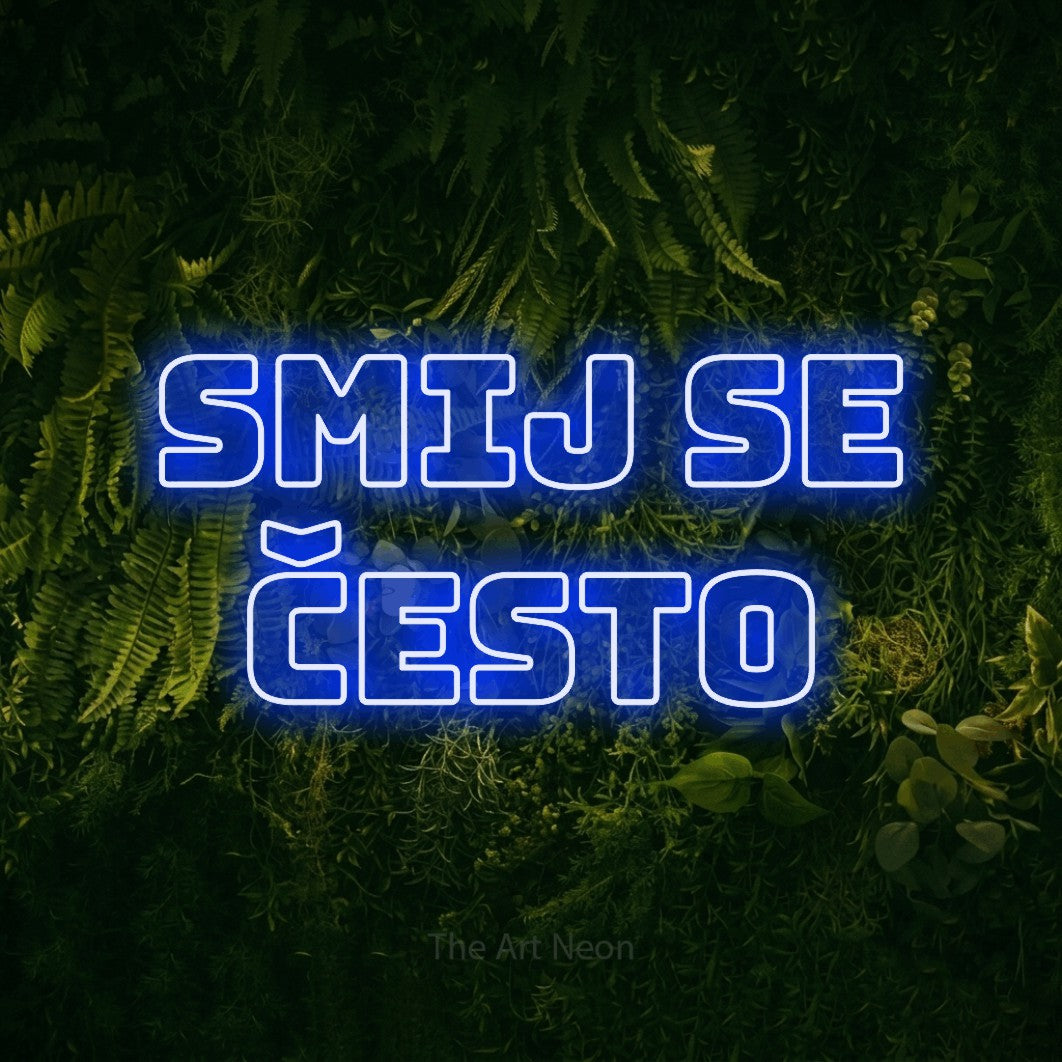 LED neon sign reading “Smij se Često”, arranged in two lines.