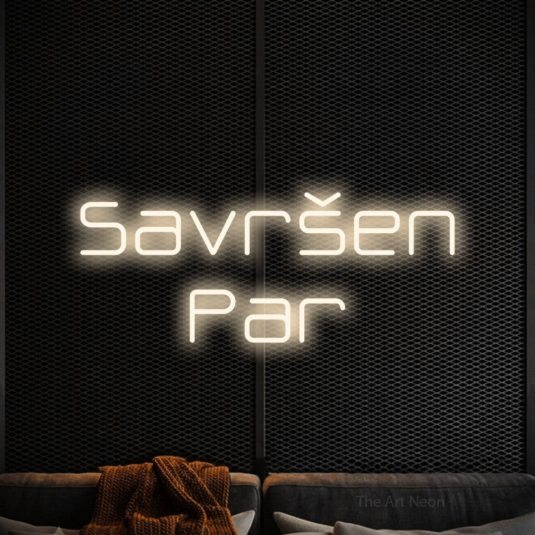 LED neon sign reading “Savršen Par”, arranged in two lines.