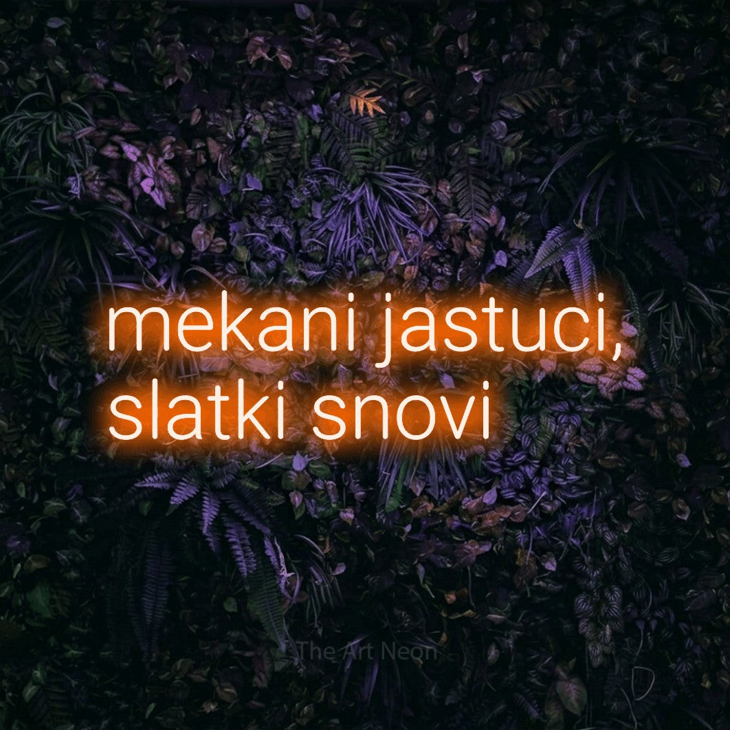 LED neon sign reading “mekani jastuci, slatki snovi”, arranged in two lines.