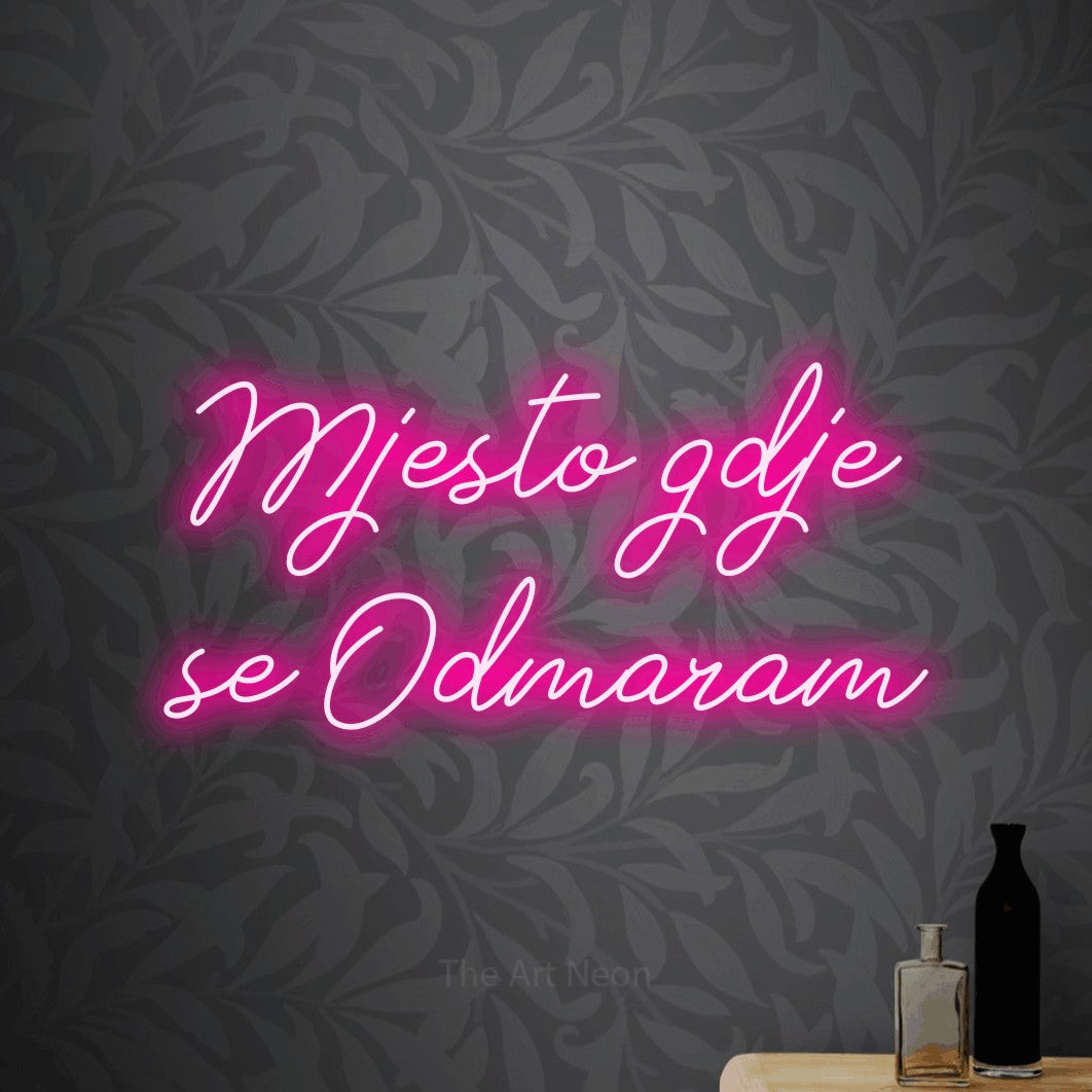 LED neon sign reading “Mjesto gdje se Odmaram”, arranged in two lines.