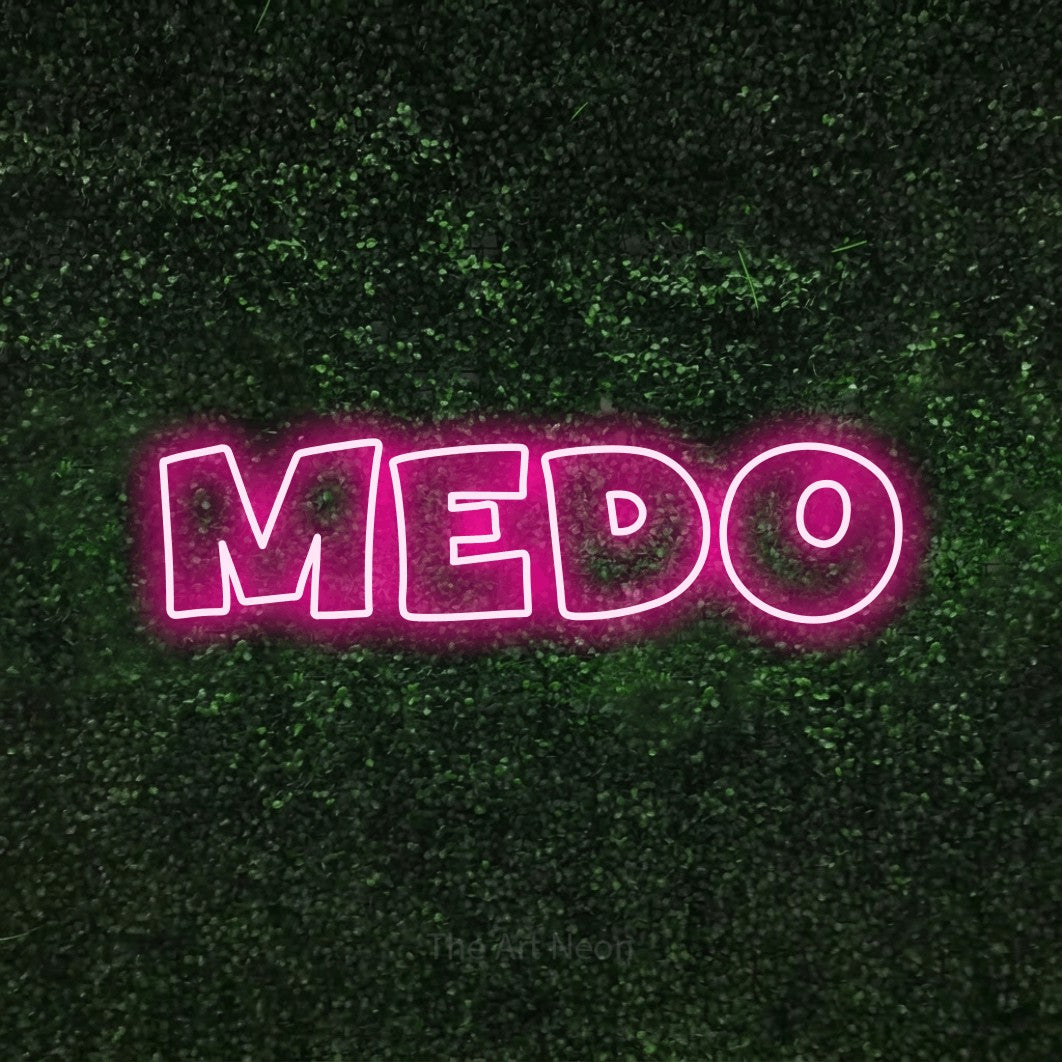 LED neon sign reading “medo”, arranged in a single line.