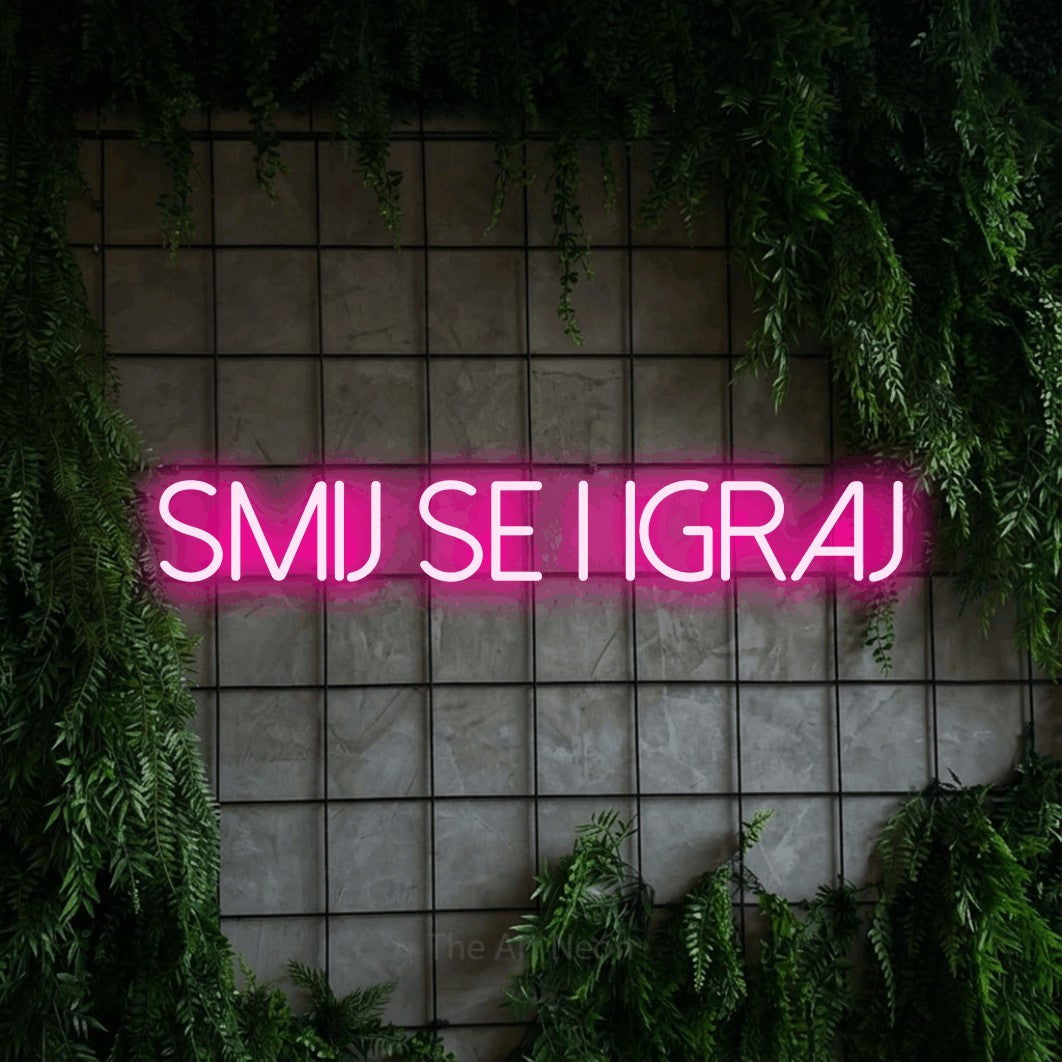 LED neon sign reading “smij se i igraj”, arranged in a single line.