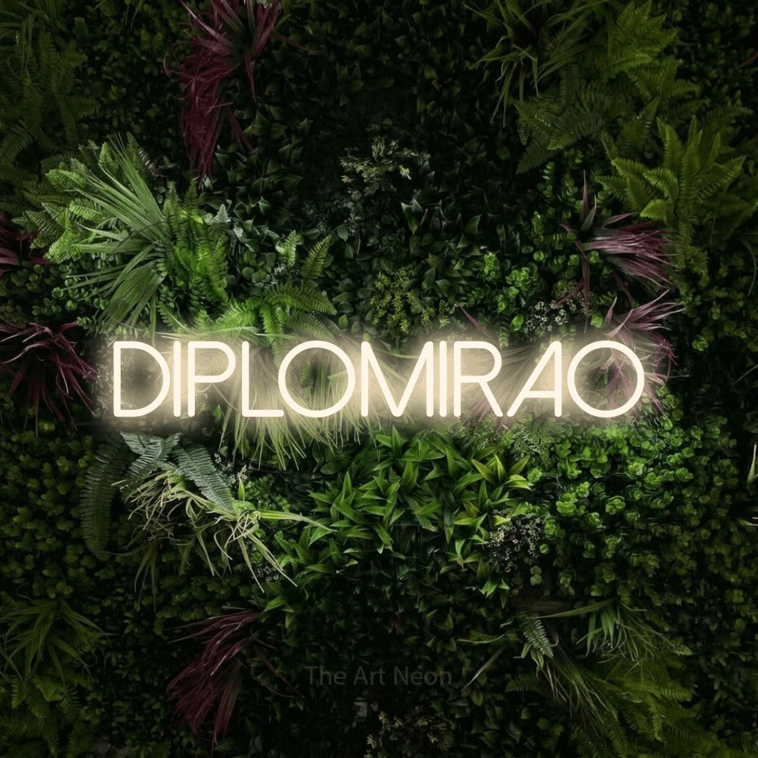 LED neon sign reading “DIPLOMIRAO”, arranged in a single line.