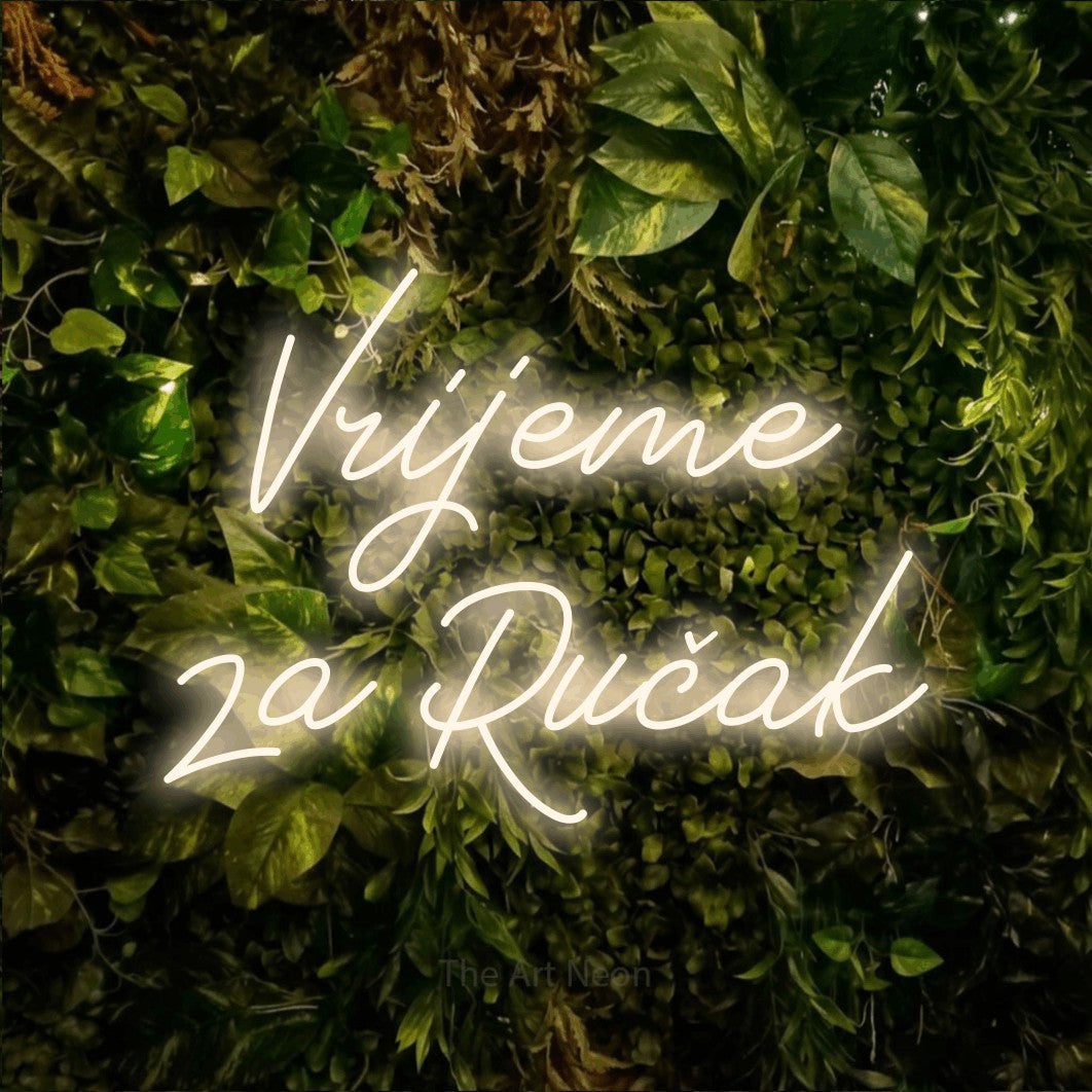 LED neon sign reading “Vrijeme za Ručak”, arranged in two lines.