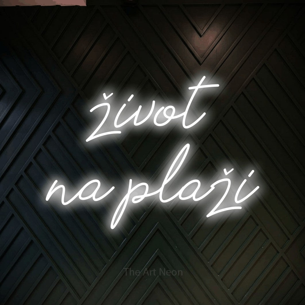 LED neon sign reading “život na plaži”, arranged in two lines.