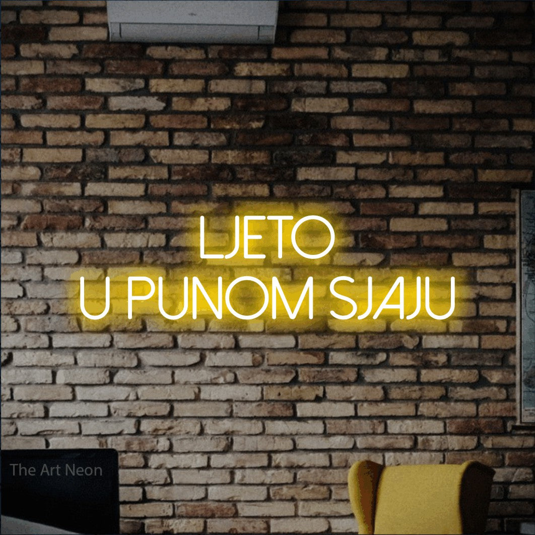 LED neon sign reading “Ljeto u Punom Sjaju”, arranged in two lines.