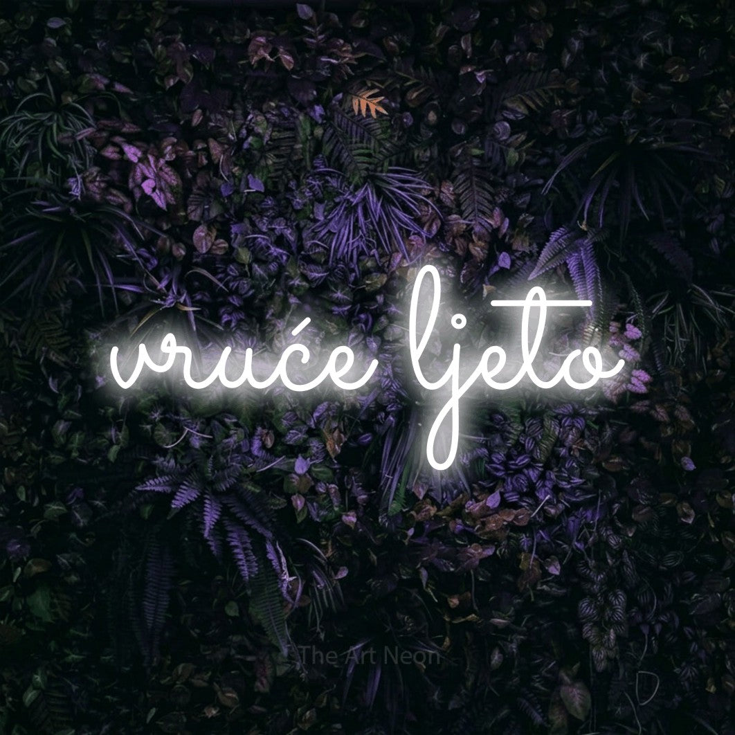 LED neon sign reading “vruće ljeto”, arranged in a single line.