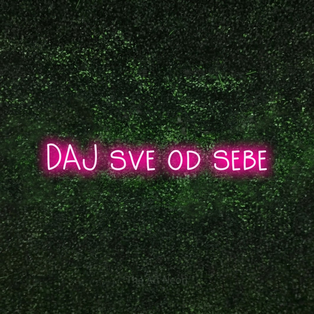LED neon sign reading “DAJ sve od sebe”, arranged in a single line.