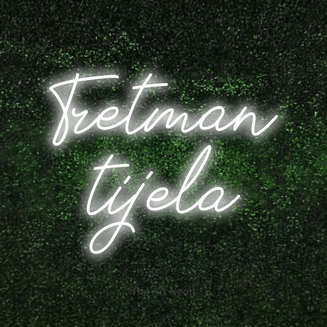 LED neon sign reading “Tretman tijela”, arranged in two lines.