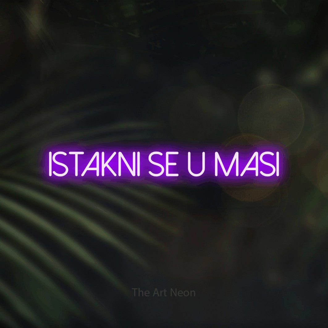 LED neon sign reading “istakni se u masi”, arranged in a single line.