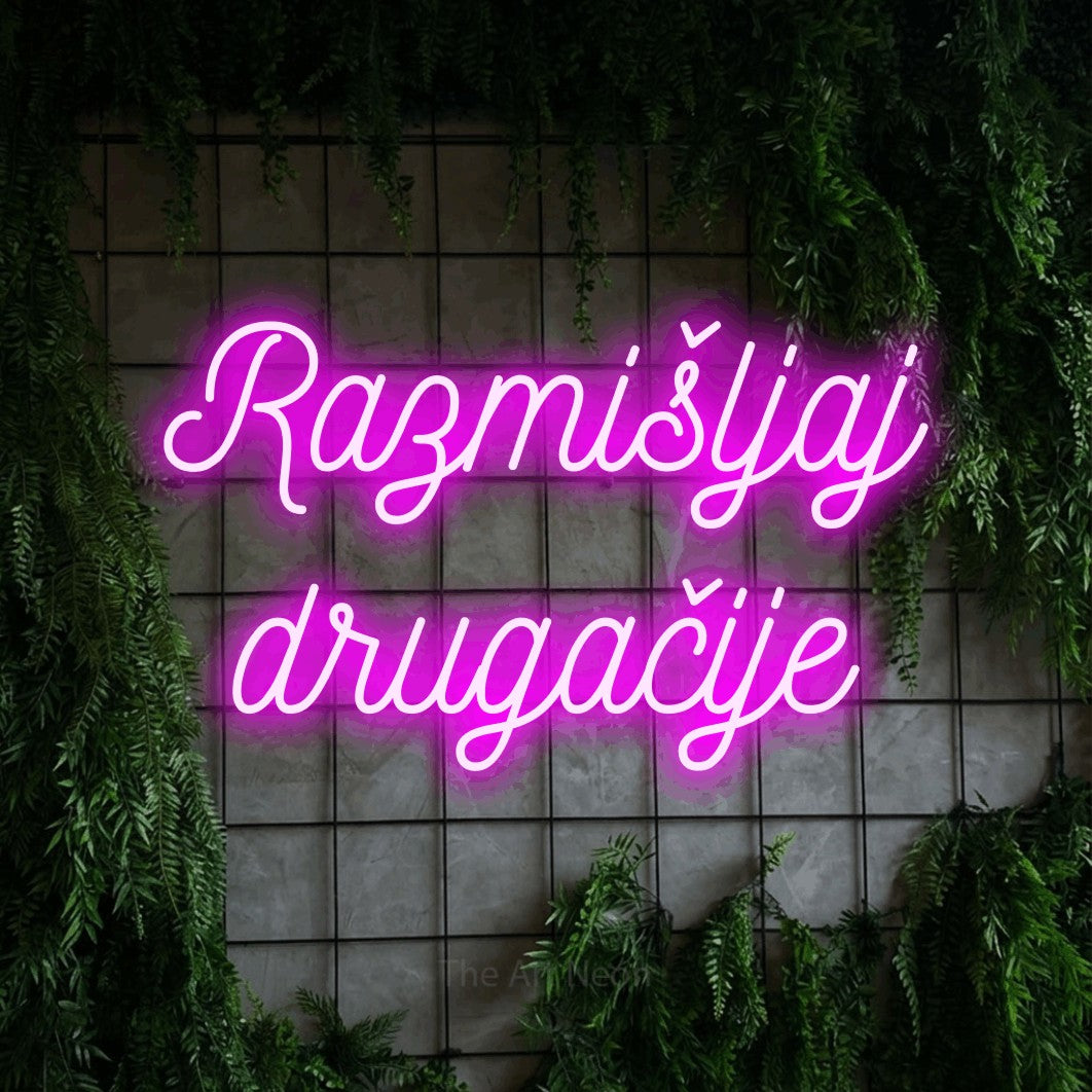 LED neon sign reading “Razmišljaj drugačije”, arranged in two lines.