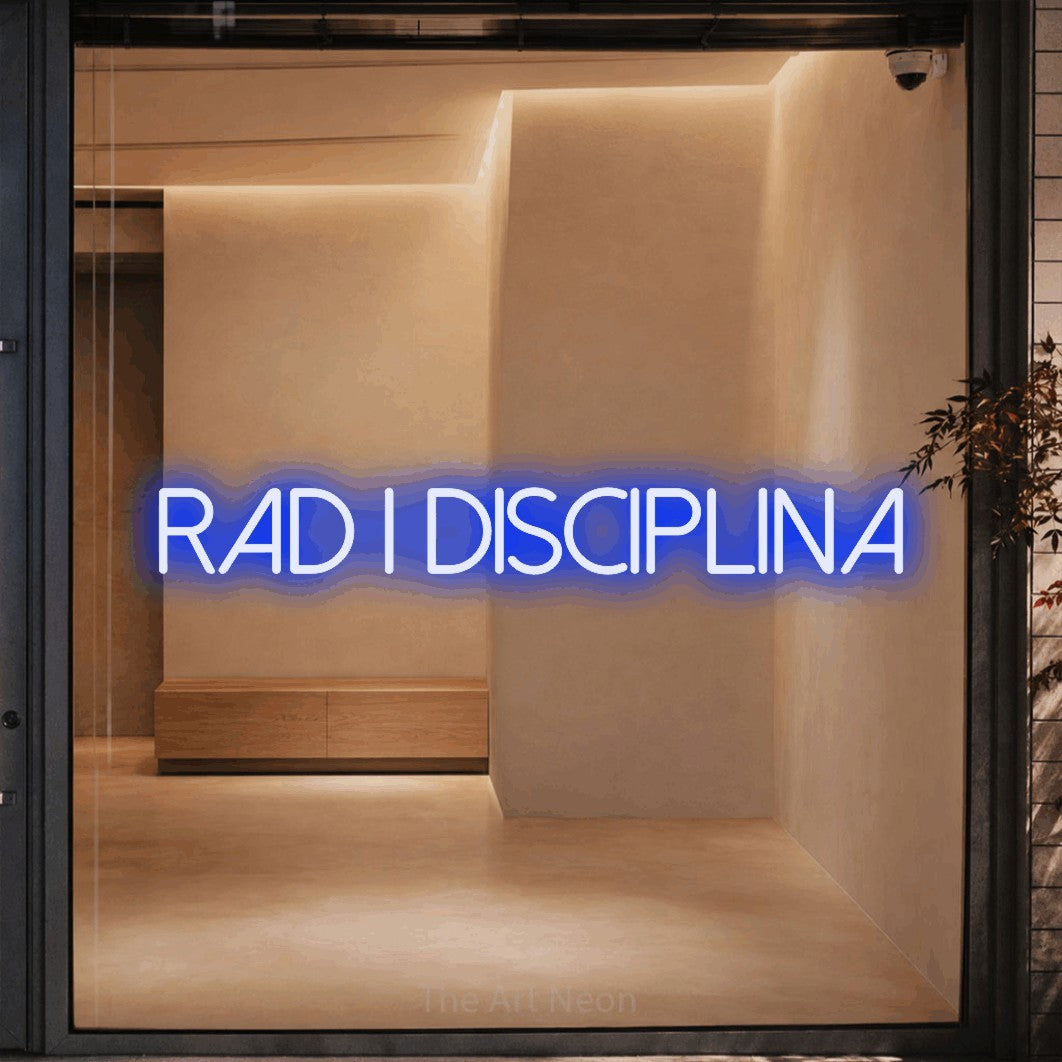 LED neon sign reading “RAD I DISCIPLINA”, arranged in a single line.