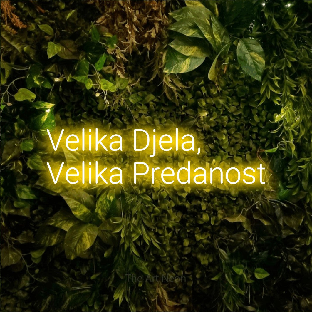 LED neon sign reading “Velika Djela, Velika Predanost”, arranged in two lines.