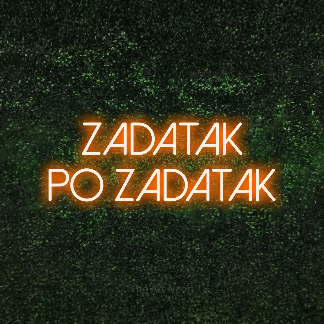 LED neon sign reading “ZADATAK PO ZADATAK”, arranged in two lines.