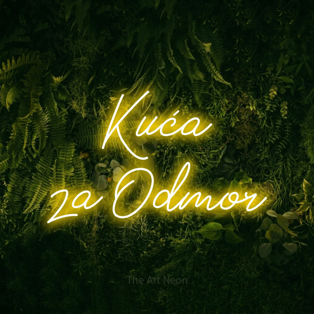 LED neon sign reading “Kuća za Odmor”, arranged in two lines.