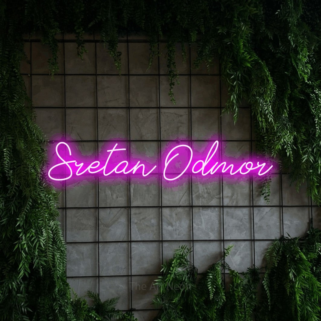 LED neon sign reading “Sretan Odmor”, arranged in a single line.