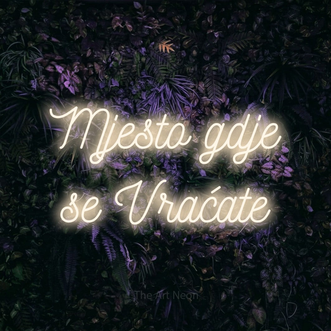 LED neon sign reading “Mjesto gdje se Vraćate”, arranged in two lines.