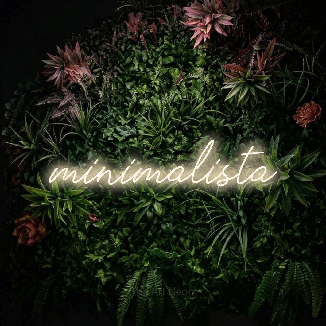 LED neon sign reading “minimalista”, arranged in a single line.