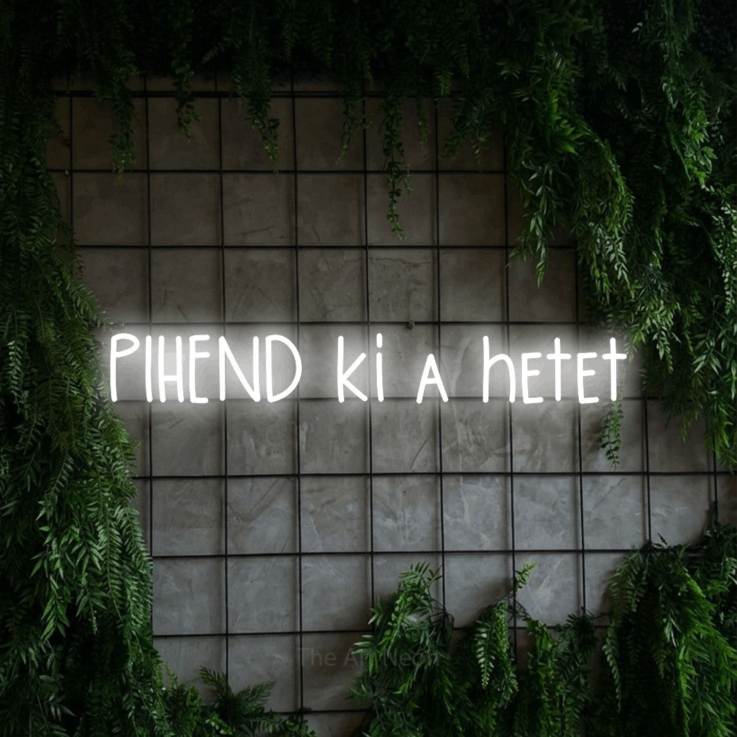 LED neon sign reading “PIHEND ki a hetet”, arranged in a single line.