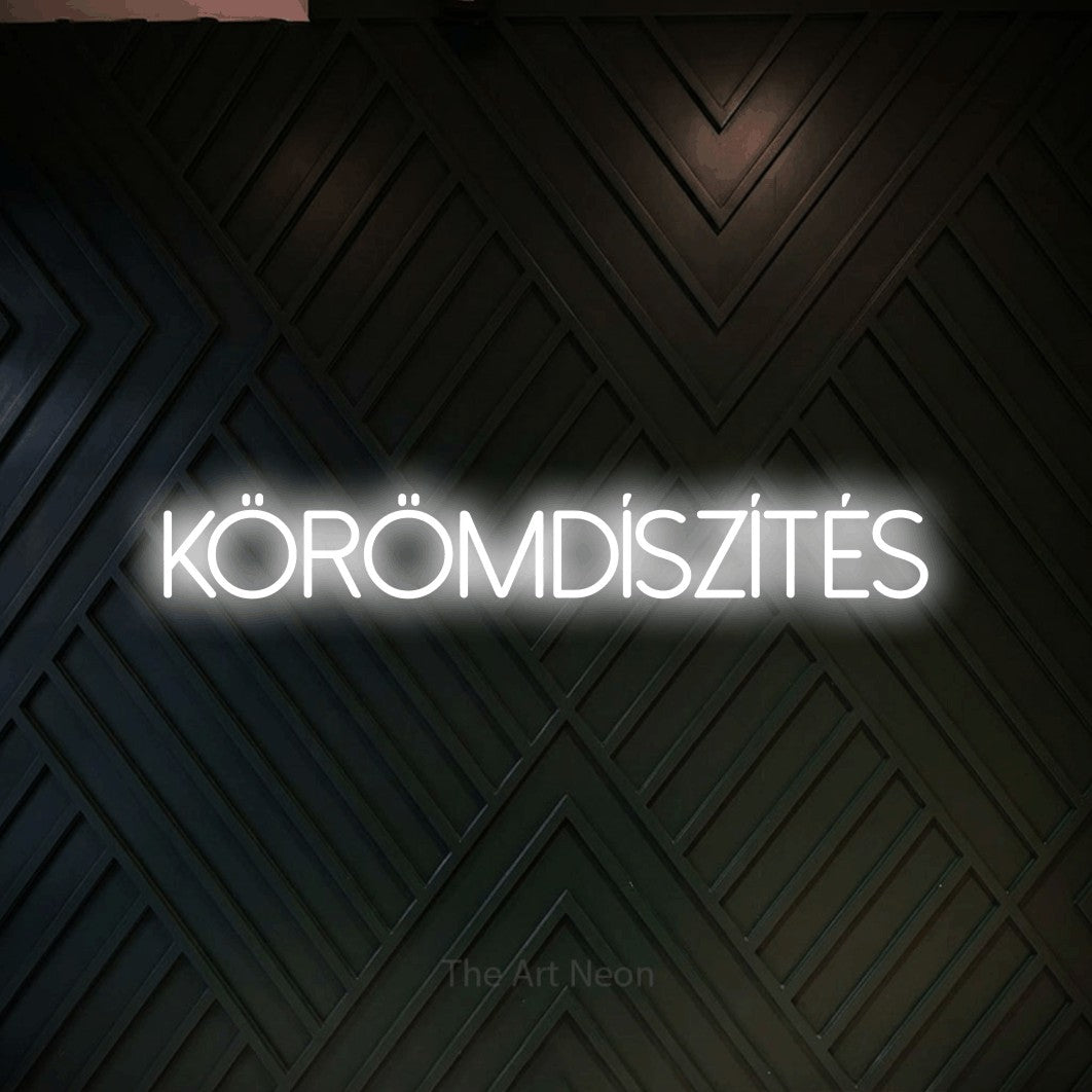 LED neon sign reading “Körömdíszítés”, arranged in a single line.