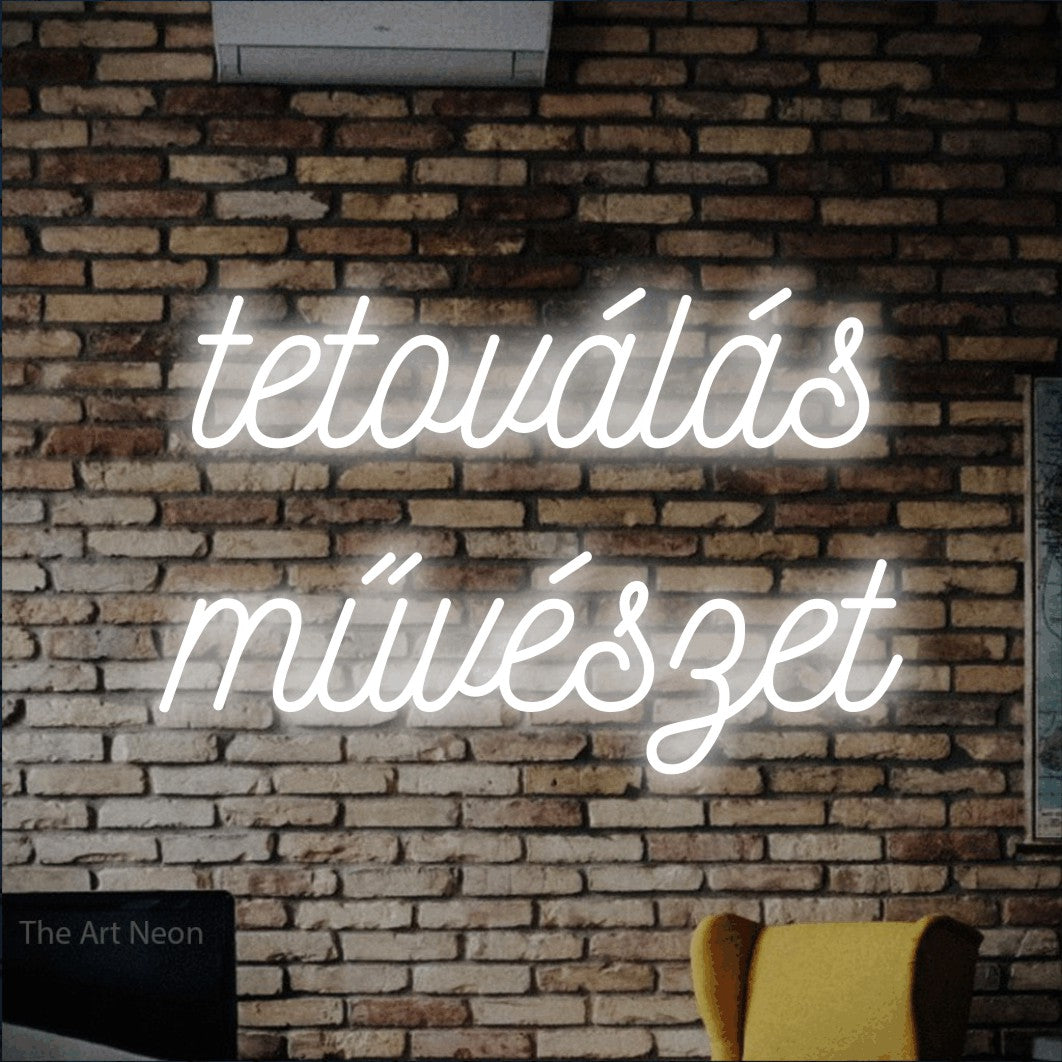 LED neon sign reading “tetoválás művészet”, arranged in two lines.