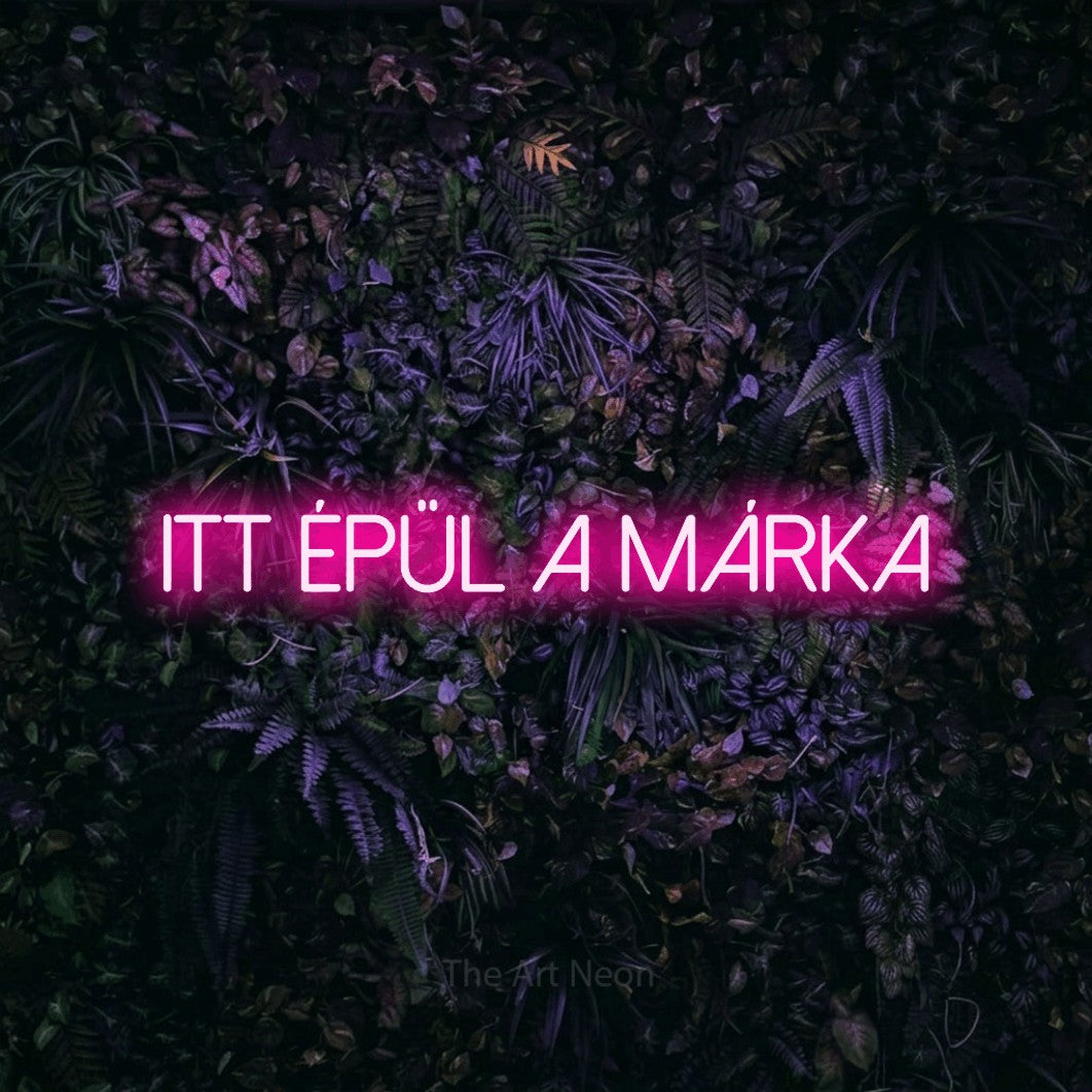 LED neon sign reading “itt épül a márka”, arranged in a single line.