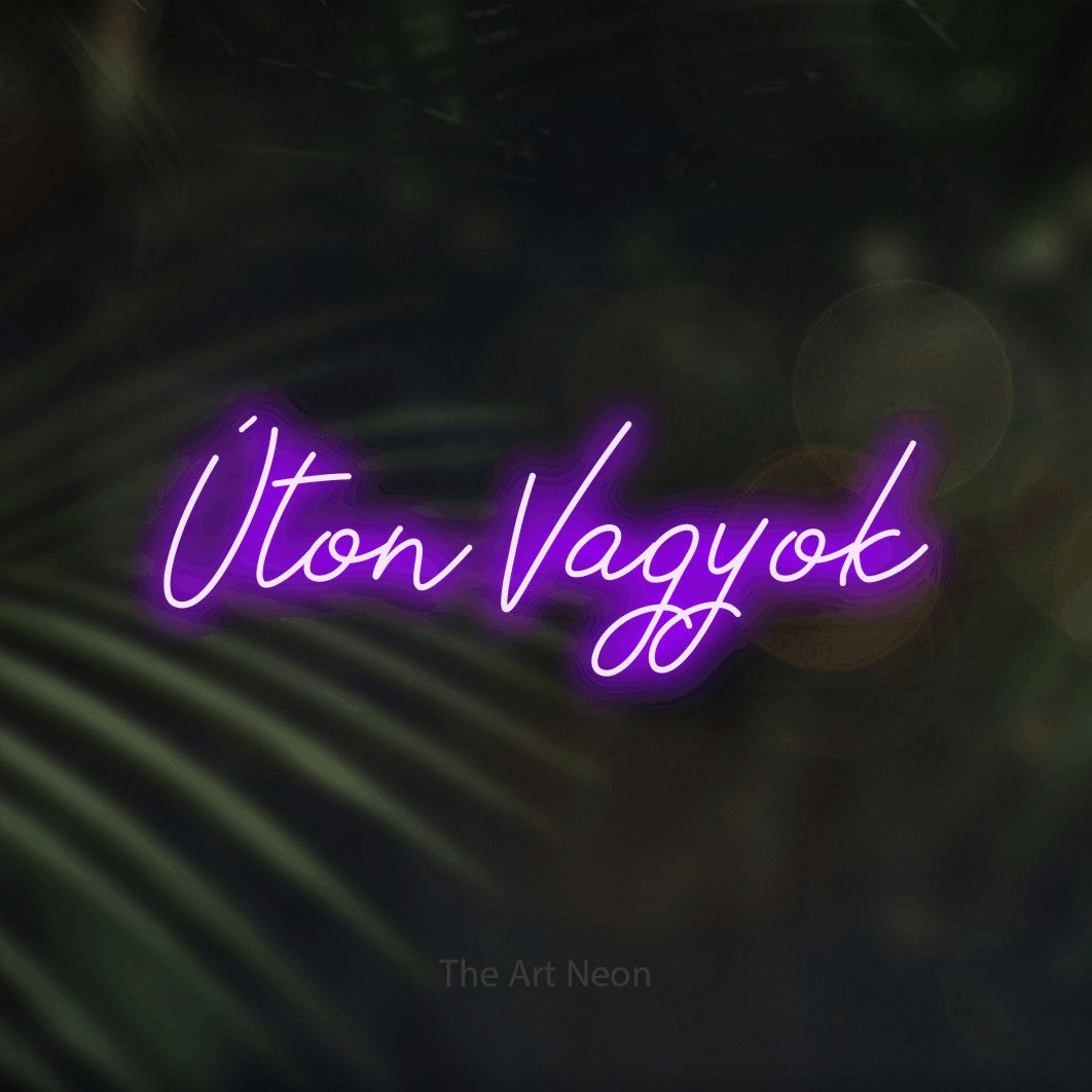 LED neon sign reading “Úton Vagyok”, arranged in a single line.