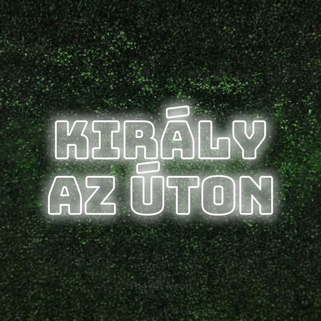 LED neon sign reading “király az úton”, arranged in two lines.