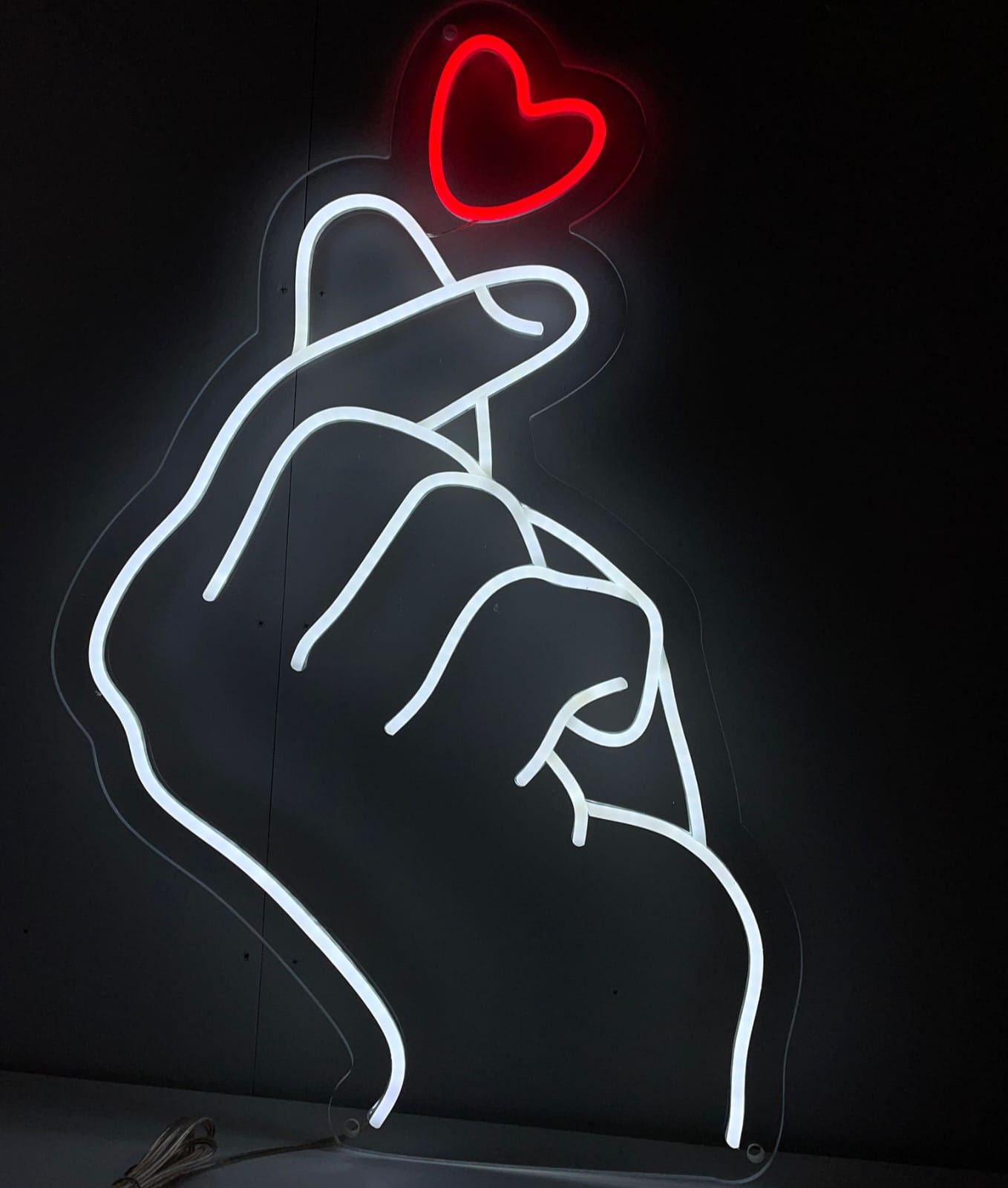 Coeur de doigt enseigne au néon