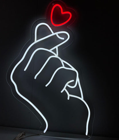 Srce na prstu neonski natpis