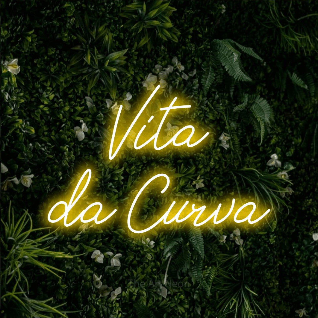 LED neon sign reading “Vita da Curva”, arranged in 2 lines.
