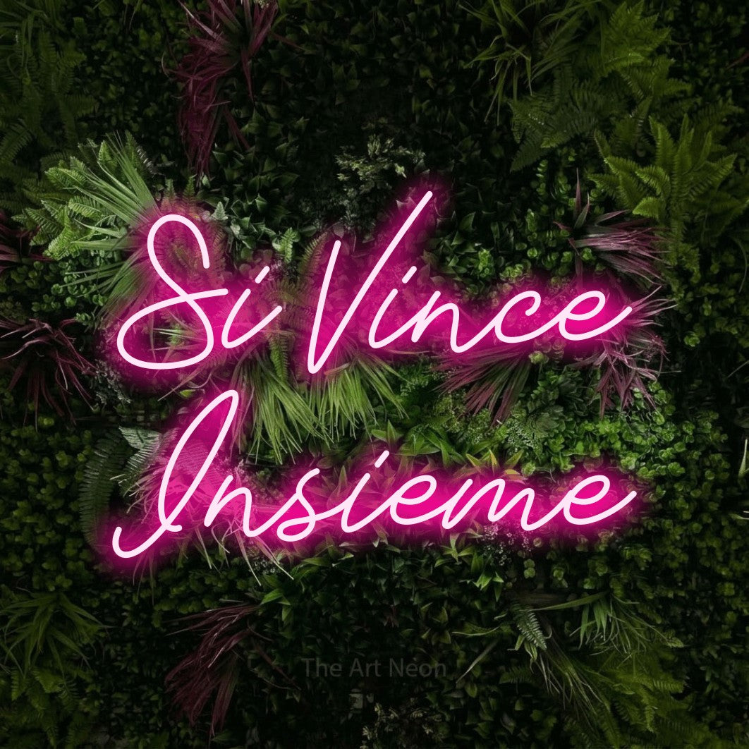 LED neon sign reading “Si Vince Insieme”, arranged in 2 lines.