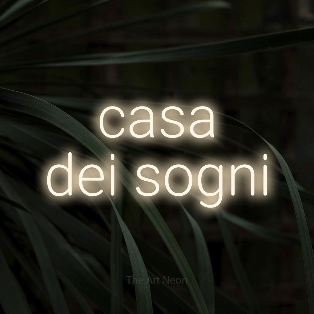 LED neon sign reading “casa dei sogni”, arranged in 2 lines.