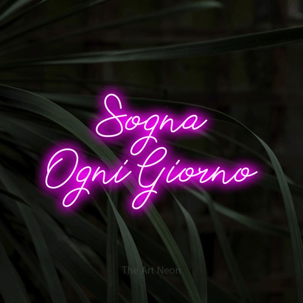 LED neon sign reading “Sogna Ogni Giorno”, arranged in 2 lines.