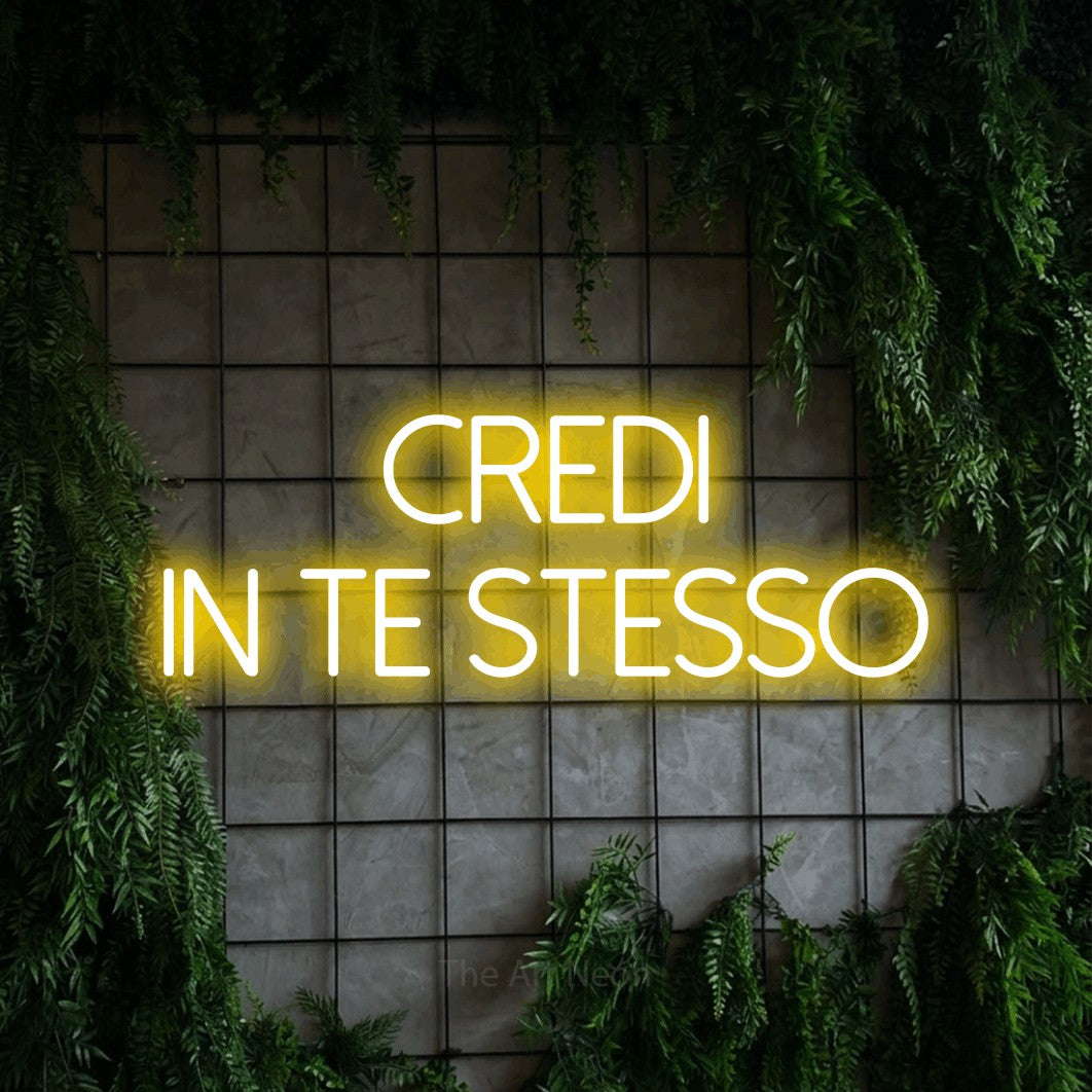 LED neon sign reading “credi in te STESSO”, arranged in 2 lines.