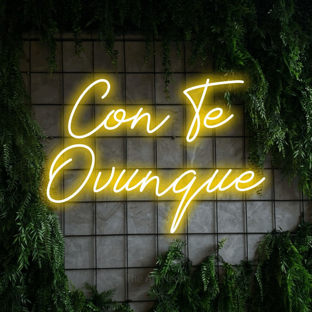 LED neon sign reading “Con Te Ovunque”, arranged in 2 lines.