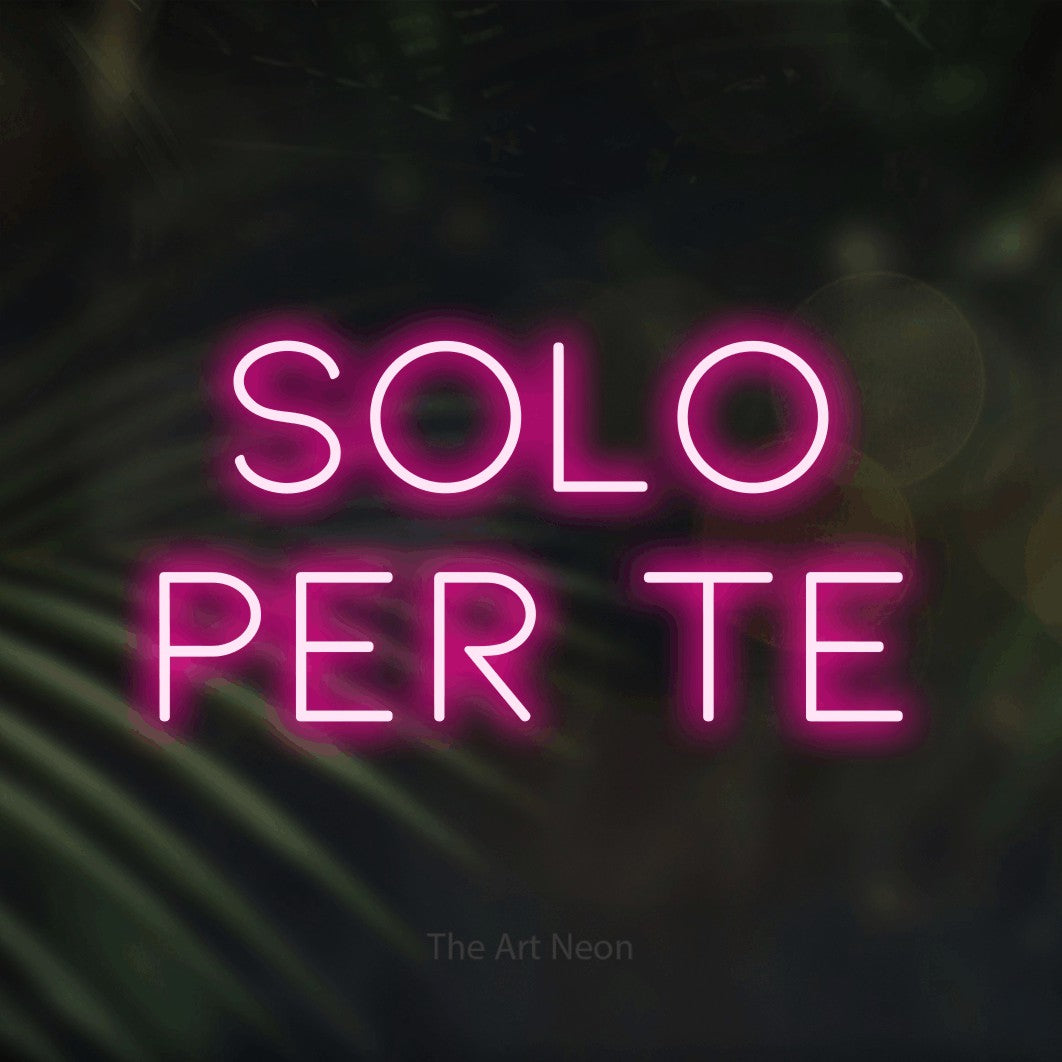 LED neon sign reading “solo per te”, arranged in 2 lines.