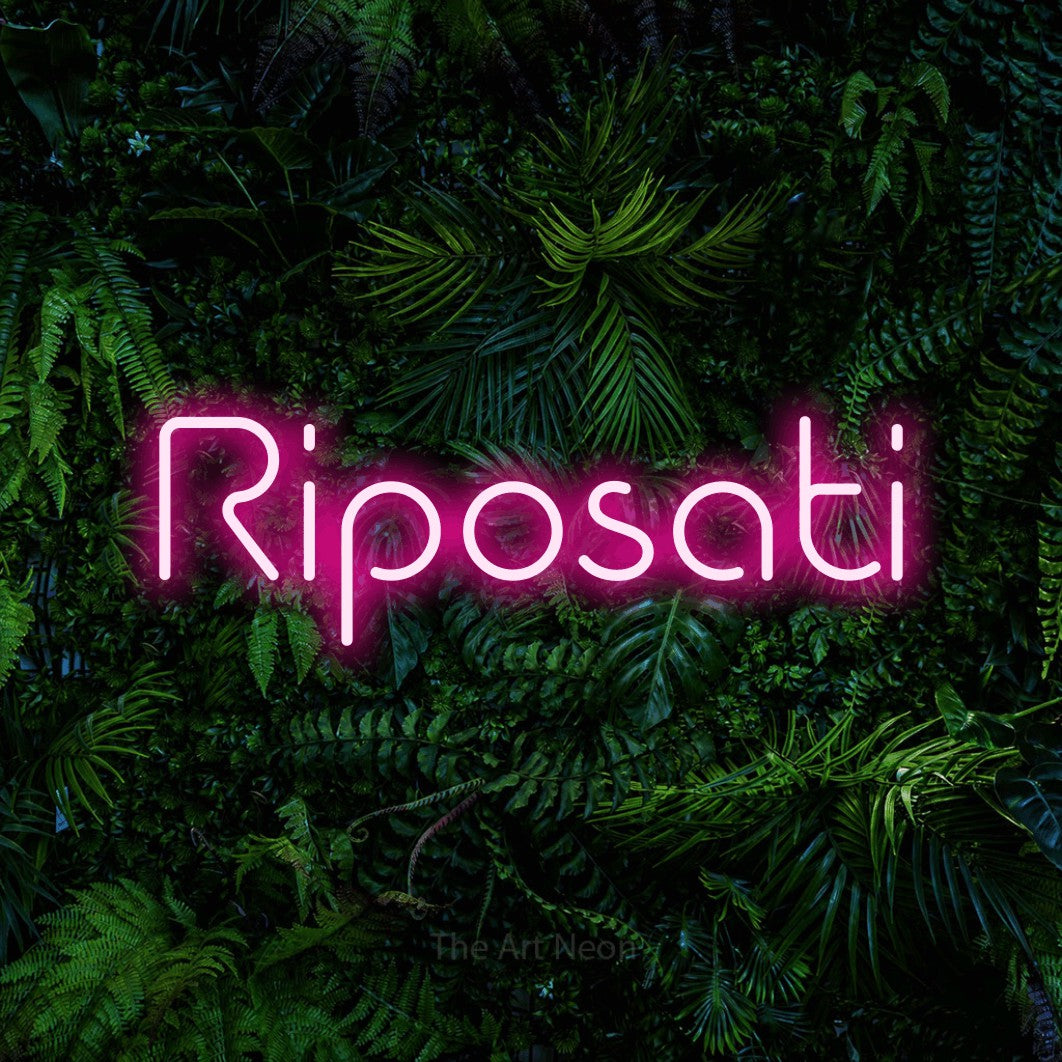 LED neon sign reading “Riposati”, arranged in a single line.
