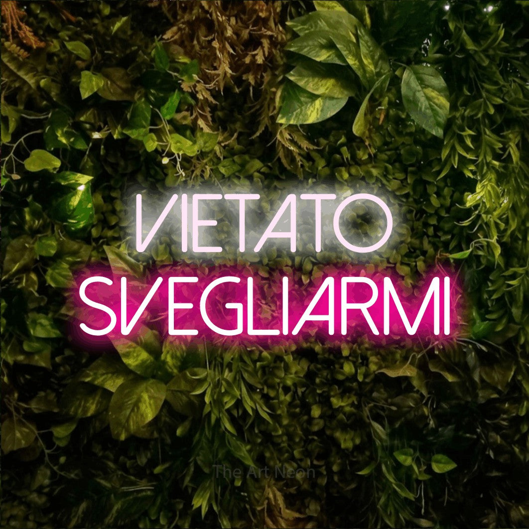 LED neon sign reading “vietato SVEGLIARMI”, arranged in 2 lines.