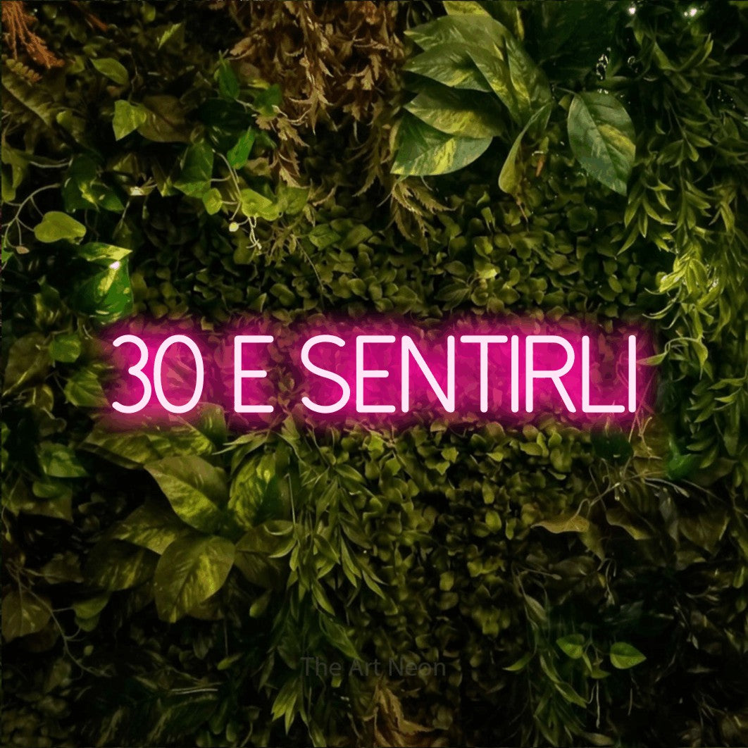 LED neon sign reading “30 e Sentirli”, arranged in a single line.