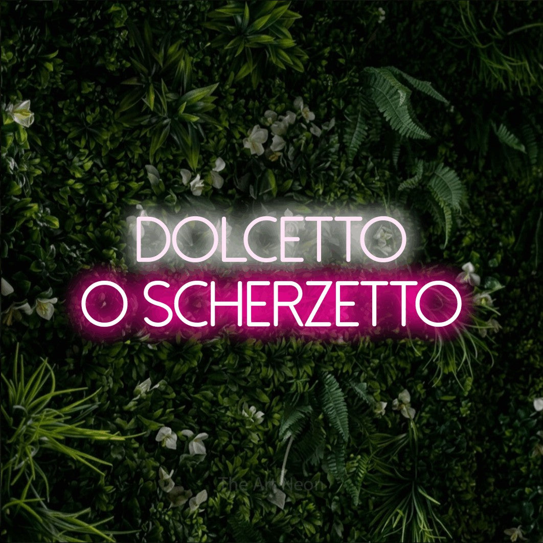 LED neon sign reading “Dolcetto o Scherzetto”, arranged in 2 lines.